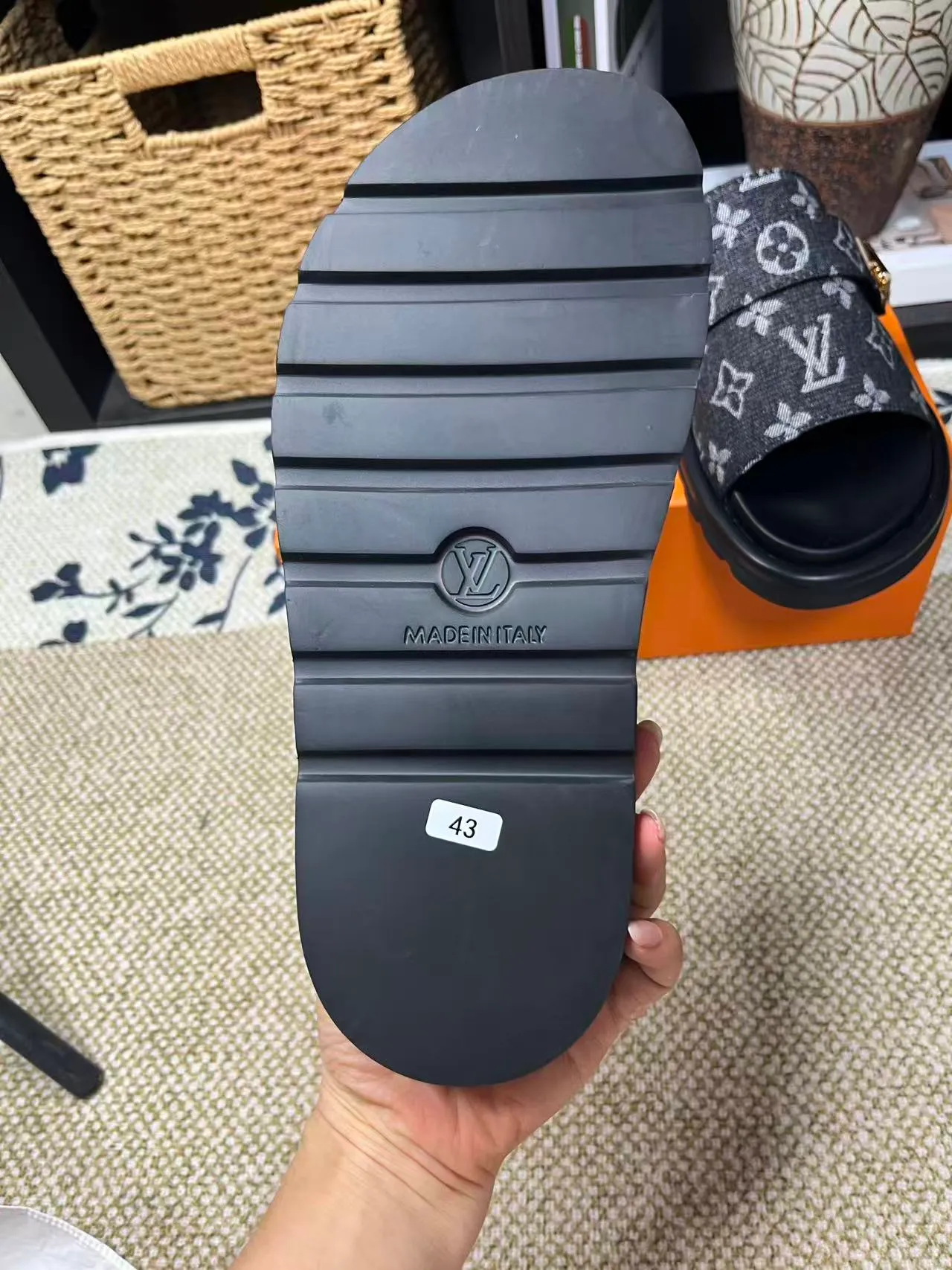 P340 [New Style] [LOUIS VUITTON] Louis Vuitton, LV printing, men's and women's slippers are now on the market, packed in drawer boxes with cloth bags and cards, the upper pattern looks very soft and waxy, and is a super versatile leg slimming tool. Fabric: imported denim/canvas/old fabric, LV hardware LOGO, official website pattern printing, comfortable to wear, feet: high-elastic PU water table. Sole: foam sole, heel height: about 5cm. Code number: 35-46, 35, 45, 46 are custom-made and non-returnable. Color: multiple colors and styles available.